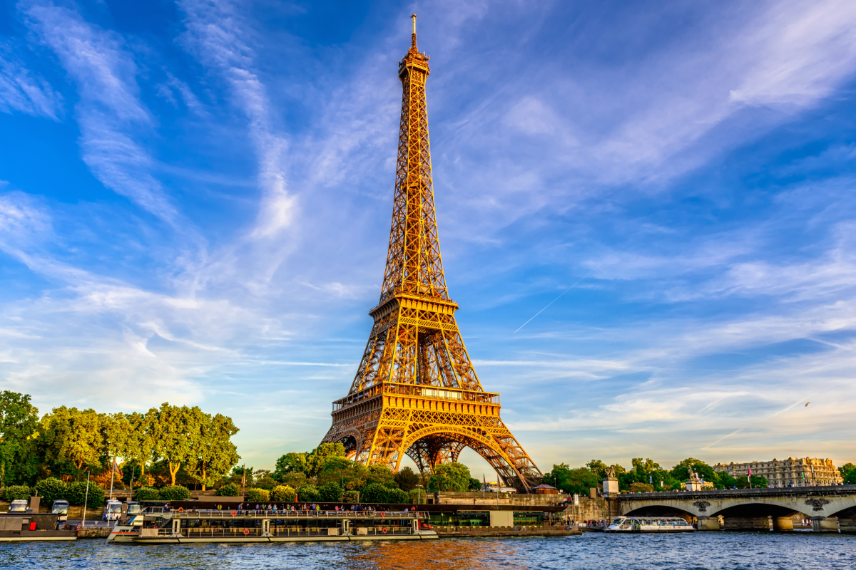 3) La Tour Eiffel est le lieu incontournable à visiter absolument à Paris | First Class Company